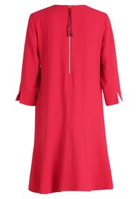 Rotes Kleid mit Dreiviertelärmeln, Rundhalsausschnitt und einem Reißverschluss hinten. Der Stoff ist glatt, und der Rock hat ein ausgestelltes Design.