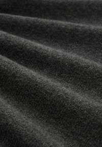 Tissu gris foncé avec une surface douce et texturée présentant des stries subtiles et un aspect légèrement duveteux, adapté à diverses applications.