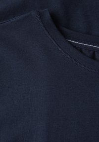 Mörk marinblå bomulls t-shirt med rund halsringning och korta ärmar, med en mjuk yta och diskret sömnad.