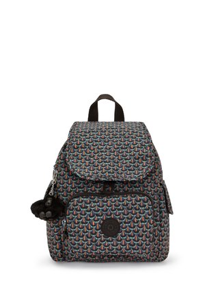 Zaino multicolore con motivo, dotato di chiusura a patta, tasca frontale con zip, toppa con logo e accessorio in peluche attaccato. Realizzato in tessuto resistente.