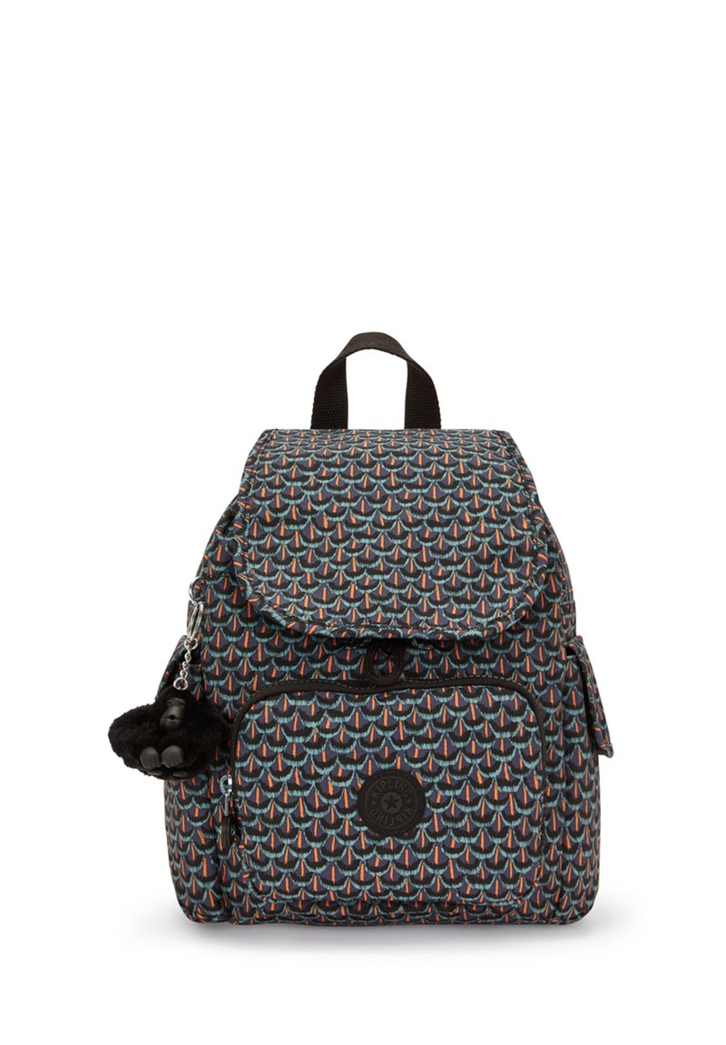 Zaino multicolore con motivo, dotato di chiusura a patta, tasca frontale con zip, toppa con logo e accessorio in peluche attaccato. Realizzato in tessuto resistente.