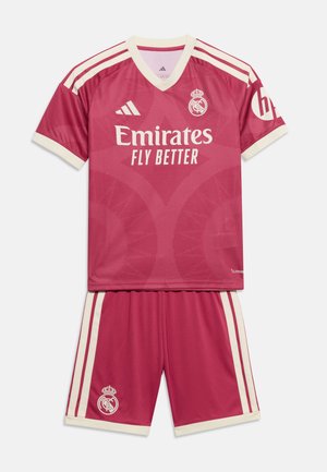 Rødt Real Madrid fodboldsæt med hvide striber, hvid kant og logoer inklusive Adidas, Emirates Fly Better og Real Madrids våbenskjold på trøje og shorts.