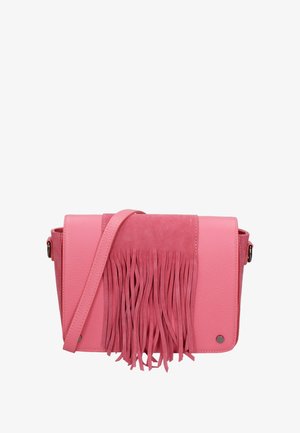 Borsa a tracolla rosa con esterno in pelle texturizzata e dettaglio frangiato sul pannello frontale. Cinghia regolabile e dettagli metallici visibili.