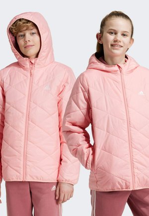 Chaleco acolchado de color rosa claro con capucha, presenta costuras diagonales, cierre de cremallera y el logotipo de Adidas en el lado izquierdo del pecho.