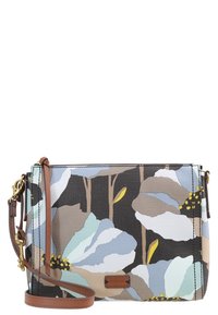 Torba na ramię z motywem kwiatowym w kolorach niebieskim, beżowym i brązowym, o teksturowanej powierzchni oraz brązowym pasku i akcentach ze skóry.