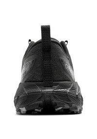 Zapatilla atlética negra con parte superior de tejido texturizado, un talón reforzado y una suela de goma resistente con un patrón de camuflaje.