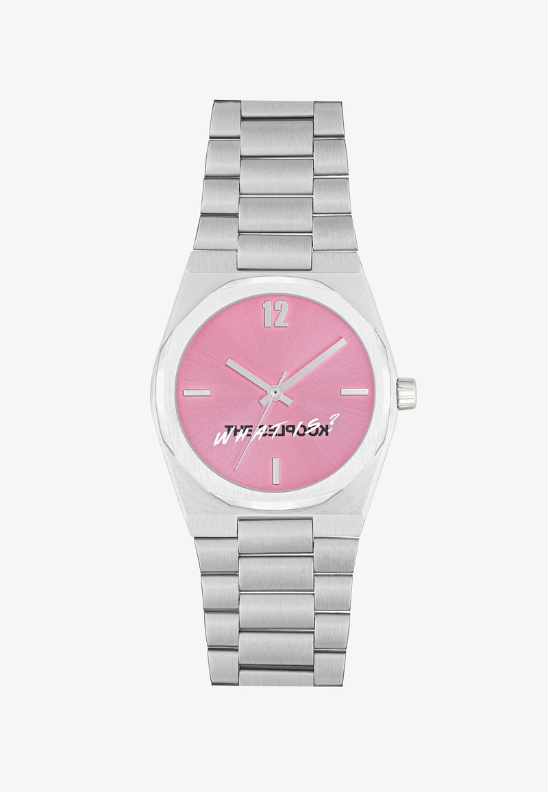 Sudraba nerūsējošā tērauda pulkstenis ar rozā ciparnīcu, astoņstūrainu korpusu, sudraba stundu marķieriem un rakstainu aproci. Ciparnīcā ir zīmola teksts.