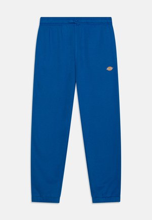 Kék melegítőnadrág, puha anyagból készült, rugalmas derékkal és zsinórral, valamint logórészlettel a combján. Bokánál megkötött.