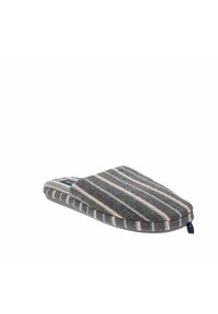 Pantuflas a rayas grises con una parte superior de tela suave, que presenta rayas estrechas en rosa y blanco, una suela acolchada y una lengüeta en el talón para facilitar su uso.