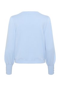 Pull bleu clair en tricot avec de longues manches bouffantes. Présente un col côtelé et des boutons décoratifs sur les poignets des manches. Texture douce.