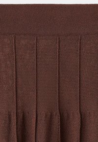 Tissu tricoté brun à côtes avec des détails de couture verticaux et une ceinture épaisse et élastique texturée de côtes horizontales serrées.