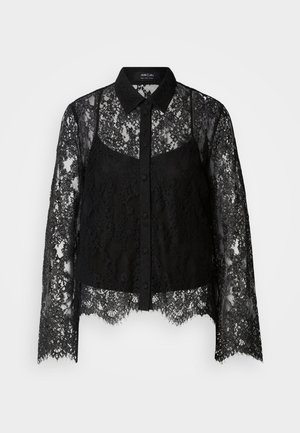 Schwarze Spitzenbluse mit Knopfleiste, die durchscheinende lange Ärmel und einen gewellten Saum hat. Die innere Schicht hat eine glatte Textur und eine figurbetonte Form.