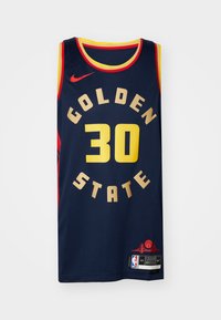Maglia da basket della Marina con "GOLDEN STATE" e "30" in giallo, con accenti rossi e logo Nike. Include etichetta NBA e dettagli grafici sull'orlo.