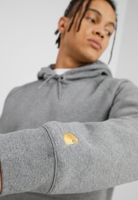 Carhartt WIP HOODED CHASE - Jersey con capucha - grey