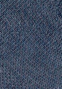 Donkerblauwe stof met een gestructureerde, diagonale weving. Het materiaal lijkt duurzaam met een lichte glans en dicht op elkaar geweven vezels.