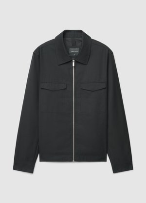 Schwarze Reißverschlussjacke aus glattem Stoff. Verfügt über einen spitzen Kragen, zwei Vordertaschen und lange Ärmel mit geradem Saum.