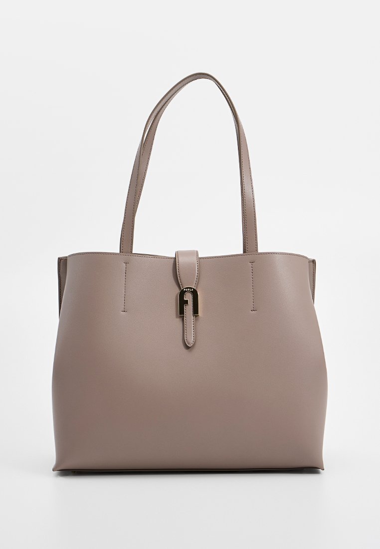 Tote-Bag aus weichem taupefarbenem Kunstleder, mit zwei langen Griffen, einem goldfarbenen Verschluss und einer strukturierten Form mit minimalistischem Design.