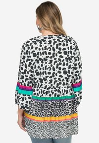 Schwarz-weiße Bluse mit Leopardenmuster und bunten horizontalen Streifen in Grün, Lila und Pink; verfügt über eine geraffte Taille und 3/4-Ärmel.
