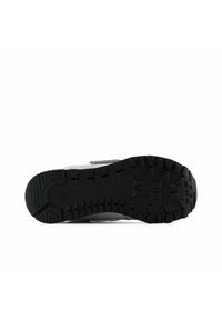 Die Sohle des grauen und schwarzen Sneakers verfügt über ein robustes Profil, auffällige Stollen und einen erhöhten Fersenbereich mit einer glatten Textur.