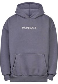 Grå hettegenser laget av bomullsblanding, med en frontlomme, ribbede mansjetter og en "DROPSIZE" logo i hvitt på brystet.