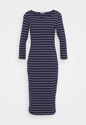 Mörkblå randig klänning med långa ärmar, med horisontella vita ränder, rund halsringning och en figurnära siluett.