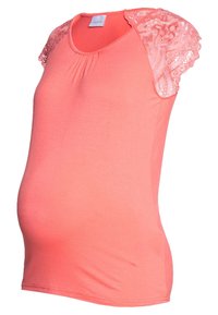 Korálová košile s krátkými krajkovými rukávy, hladká textura, nařasený výstřih a přiléhavý střih navržený pro těhotenské nošení.