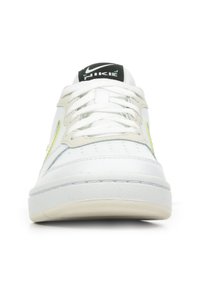Witte sneaker met een leren bovenwerk, ronde neus, vetersluiting, neon groene accenten en een textuur rubberen zool. Zwart logo op de tong.