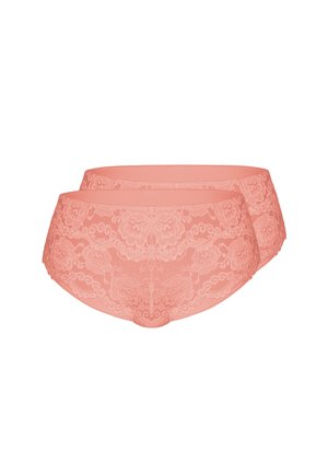 Zwei korallrosa Damen-Slips aus Spitze mit Blumenmuster, übereinander gestapelt auf weißem Hintergrund.