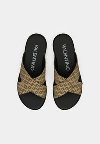 Brune mønstrede slip-on sandaler med en kryssende tekstilrem og en svart gummisåle, med "Valentino"-logoen på fotsengen.