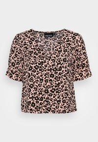 Blusa de manga curta, com decote em V, na cor rosa com padrão de leopardos pretos, apresentando um corte descontraído e fecho de botão na parte da frente.
