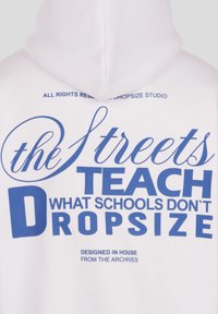 Biela mikina s kapucňou s modrým nápisom: "the Streets TEACH WHAT SCHOOLS DON'T DROPSIZE," s hladkou tkaninou a kapucňou so sťahovacou šnúrkou.