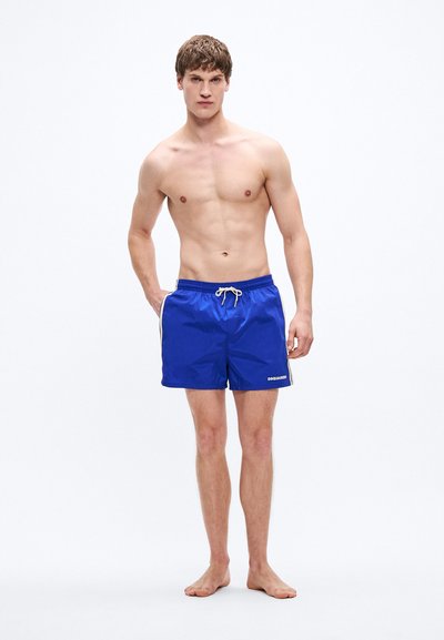 Pantaloni scurți de baie albaștri dintr-un material ușor, cu talie cu șnur, dungi laterale și detaliu cu logo pe tiv. Fără buzunare vizibile.