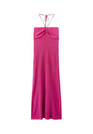 Vestido maxi rosa sin mangas con cuello halter, cuerpo delantero fruncido y patrones verticales texturizados en la falda.
