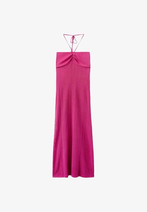 Vestido maxi rosa sin mangas con cuello halter, cuerpo delantero fruncido y patrones verticales texturizados en la falda.