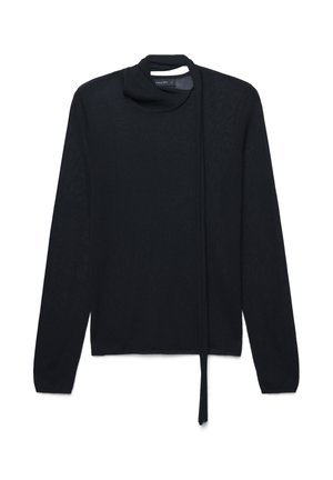 Langärmliger schwarzer Pullover mit einem hohen Kragen und einem verlängerten Banddetail, das locker an der Vorderseite hängt.