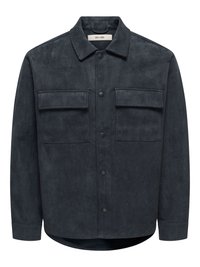 Veste-chemise bleu foncé semblable à du daim, à fermeture boutonnée, col classique et deux poches poitrine. Présente un ourlet arrondi et une finition texturée.