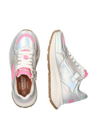 Sneakers sintetici argentati con dettagli rosa, dotati di chiusura con zip e suola in gomma testurizzata. Punta arrotondata e linguetta imbottita per il comfort.