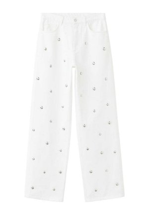 Vaqueros blancos de pierna ancha con tachuelas redondas plateadas distribuidas de manera uniforme por la parte delantera y estilo clásico de cinco bolsillos.