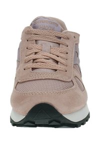 Baskets en suède rose et en maille avec fermeture à lacets, col rembourré et semelle en caoutchouc noir. Présente une marque "Saucony SHADOW" sur la languette.