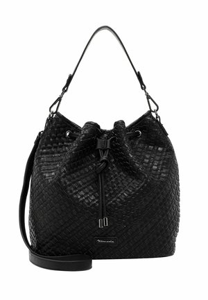 Bolso tipo cubo de cuero negro tejido con cordón, asa superior y correa de hombro desmontable.