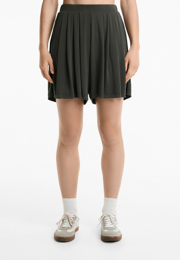SOFT TOUCH PLEATED FLOATY BERMUDA - Shorts