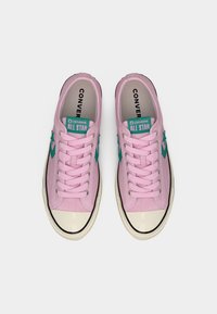 Ροζ sneakers από καμβά με τυρκουάζ λεπτομέρειες, διαθέτουν κλασικό σχέδιο με κορδόνια, λευκή λαστιχένια μύτη και το λογότυπο "Converse All Star".