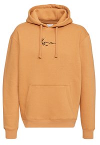 Orange hoodie i blandning av bomull, med en framficka, justerbar dragsko-huva och svart signaturlogga p å bröstet.