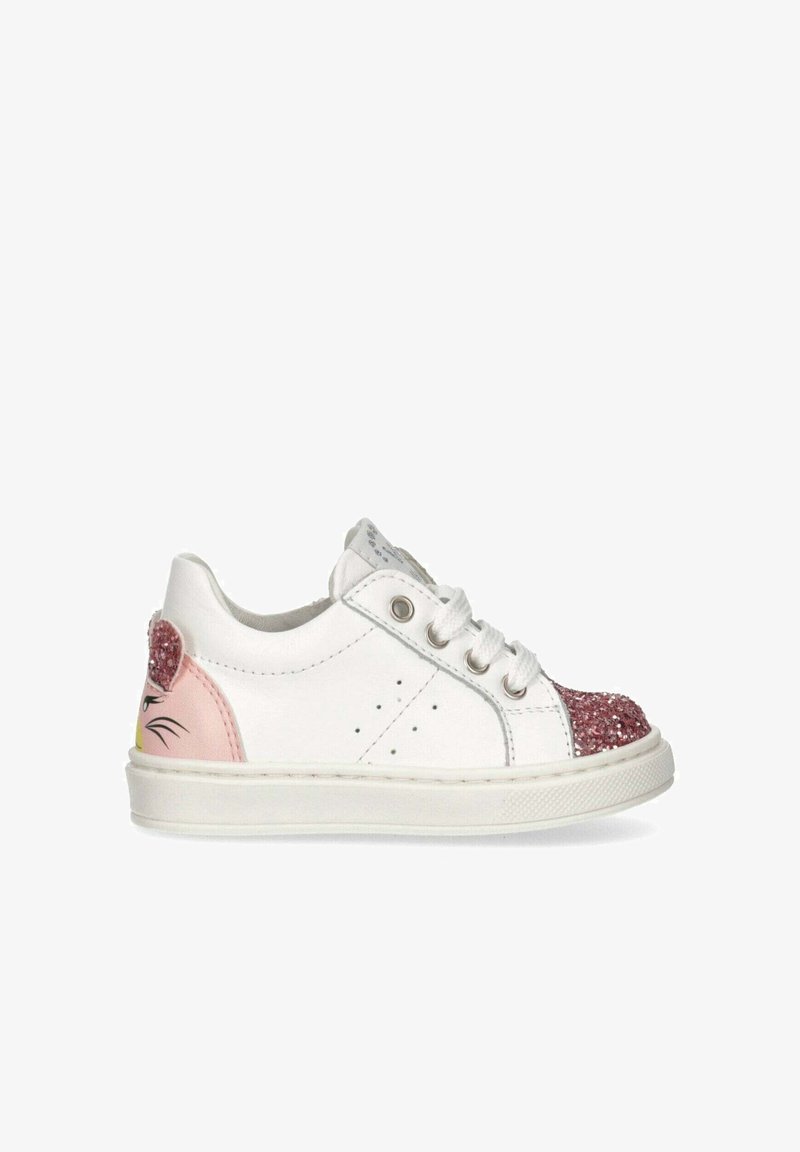 Baskets blanches pour enfants avec un capuchon en paillettes roses et un accent rose présentant un design de personnage à l'arrière. Fermeture à lacets.