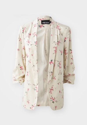 Blumenblazer aus cremefarbenem Stoff, mit rosa und grünen Blumenmustern, offener Front und dreiviertellangen Ärmeln mit weicher Textur.