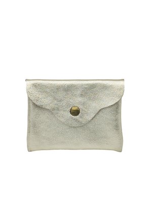Petit pochon en cuir argent métallisé avec rabat festonné maintenu par un seul bouton rond en laiton au centre.