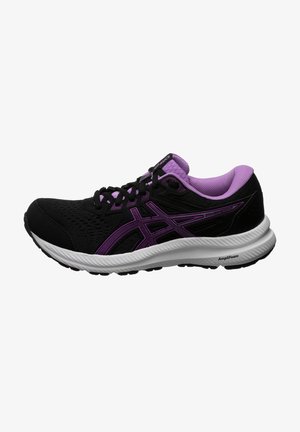 Chaussure de course noire et violette avec semelle blanche, tige en mesh et col matelassé, conçue pour le confort et le soutien pendant l'exercice.