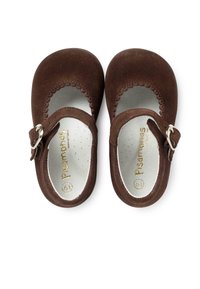 Braune Synthetik-Mary-Jane-Schuhe mit gewelltem Rand und silberner Schnalle, ausgestattet mit einer gepolsterten Innensohle und einem glatten Innenfutter.