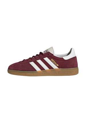 Vinrød Adidas Spezial sneaker med hvide striber, hvid hælflap, gyldent "Spezial" tekst og gummisål.