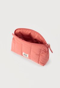 Μικρό τσαντάκι σε κοραλί χρώμα με φερμουάρ ανοιχτό, που αποκαλύπτει εσωτερικές θήκες, και ένα λευκό λογότυπο στο μπροστινό μέρος.